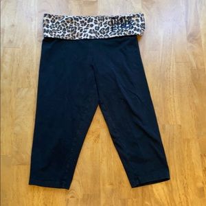 Short yoga pants with a cheetah print waist